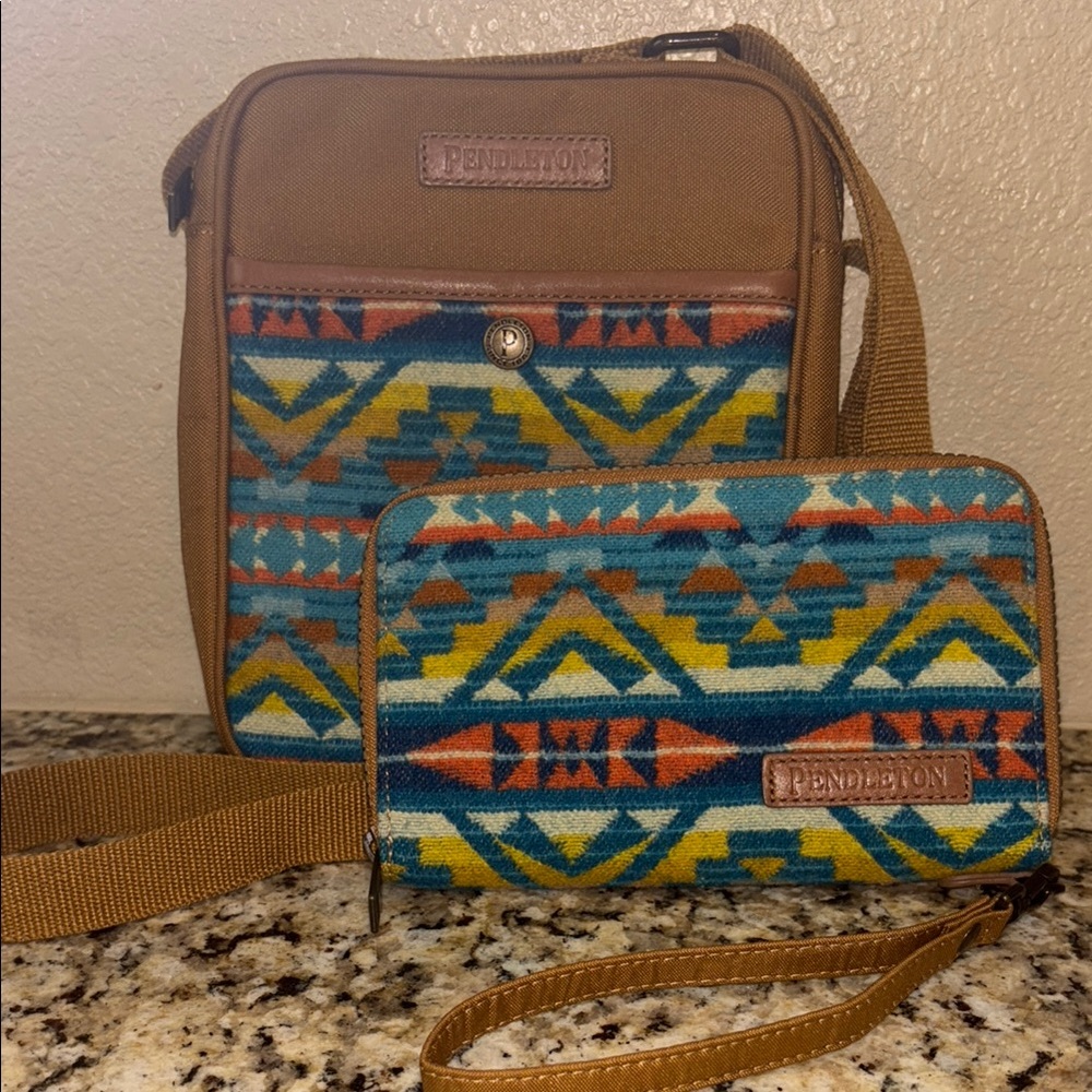 Pendleton Tan Crossbody Bag with matching wristlet wallet 🤠Southwestern Pattern
